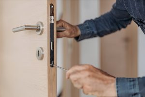Fast locksmith London engineer arriving in Knightsbridge SW7