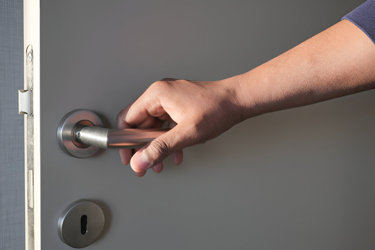 Professional locksmith at a Knightsbridge home SW7