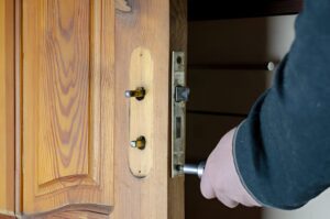 Emergency 24 hour locksmith attending a callout in Knightsbridge SW7