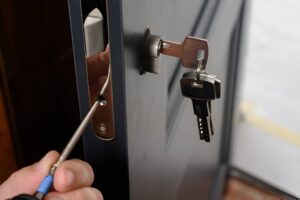24 hour locksmith attending a property in Pimlico and Belgravia