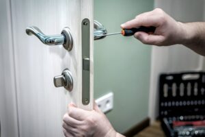 Fast locksmith attending a property in Chelsea and Belgravia