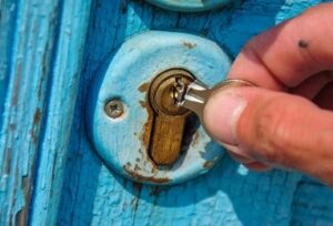 Broken communal key extracted in South Kensington